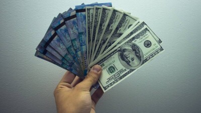 Тенге снова ослаб к доллару при высокой цене нефти. В Нацбанке объяснили почему