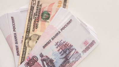 Курс рубля на бирже и в обменных пунктах Казахстана снизился