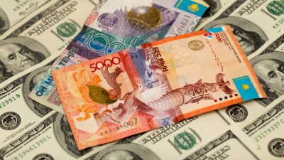 Доллар продолжил укрепление в паре с тенге