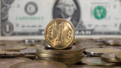 Доллар немного подешевел на бирже перед выходными