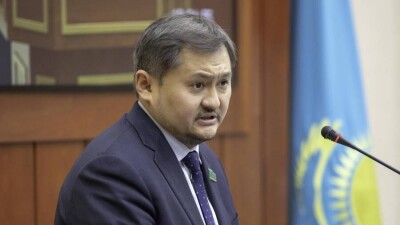 Саясат Нурбек прочитал стихи Мухтара Шаханова, выступая с прощальной речью в мажилисе