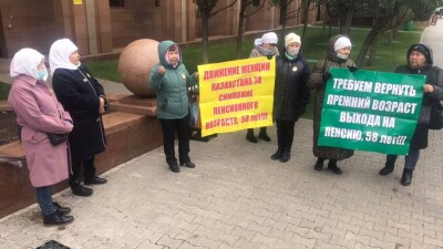 Требующие снижения пенсионного возраста женщины устроили митинг перед зданием Минтруда