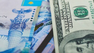 В Казахстане обменники продают доллары на 8 тенге дороже официального курса