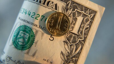 Сколько стоят доллар и рубль в Казахстане перед выходными