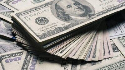 Курс доллара на бирже вырос к тенге перед выходными