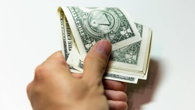 Доллар снова укрепился к тенге на бирже