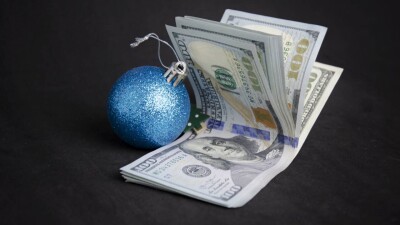 Доллар немного отыграл падение к тенге на бирже перед новогодними выходными