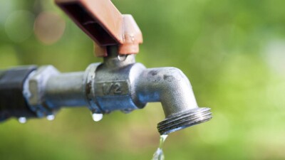 Жительница Мангистау пожаловалась Токаеву на дефицит воды. Из резерва правительства решили выделить 5,6 млрд тенге