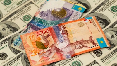 Курс доллара снизился на бирже ещё на 2 тенге