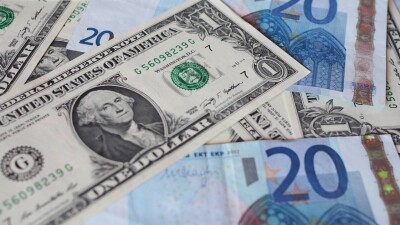 Курс доллара снизился почти на 2 тенге на бирже 20 ноября