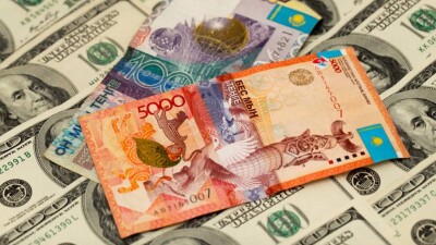 Доллар незначительно подорожал, курс рубля упал ниже 5,8 тенге на бирже