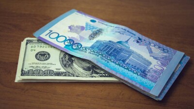 Доллар немного отыграл падение к тенге на бирже