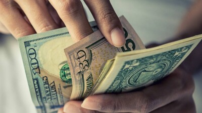 Курс доллара начал неделю с ослабления к тенге на бирже