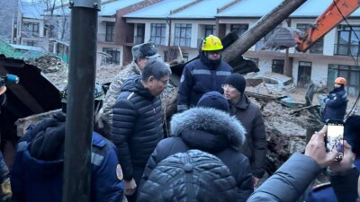 "Поиск людей – в приоритете". Досаев прибыл на место схода грунта на дома в Алматы