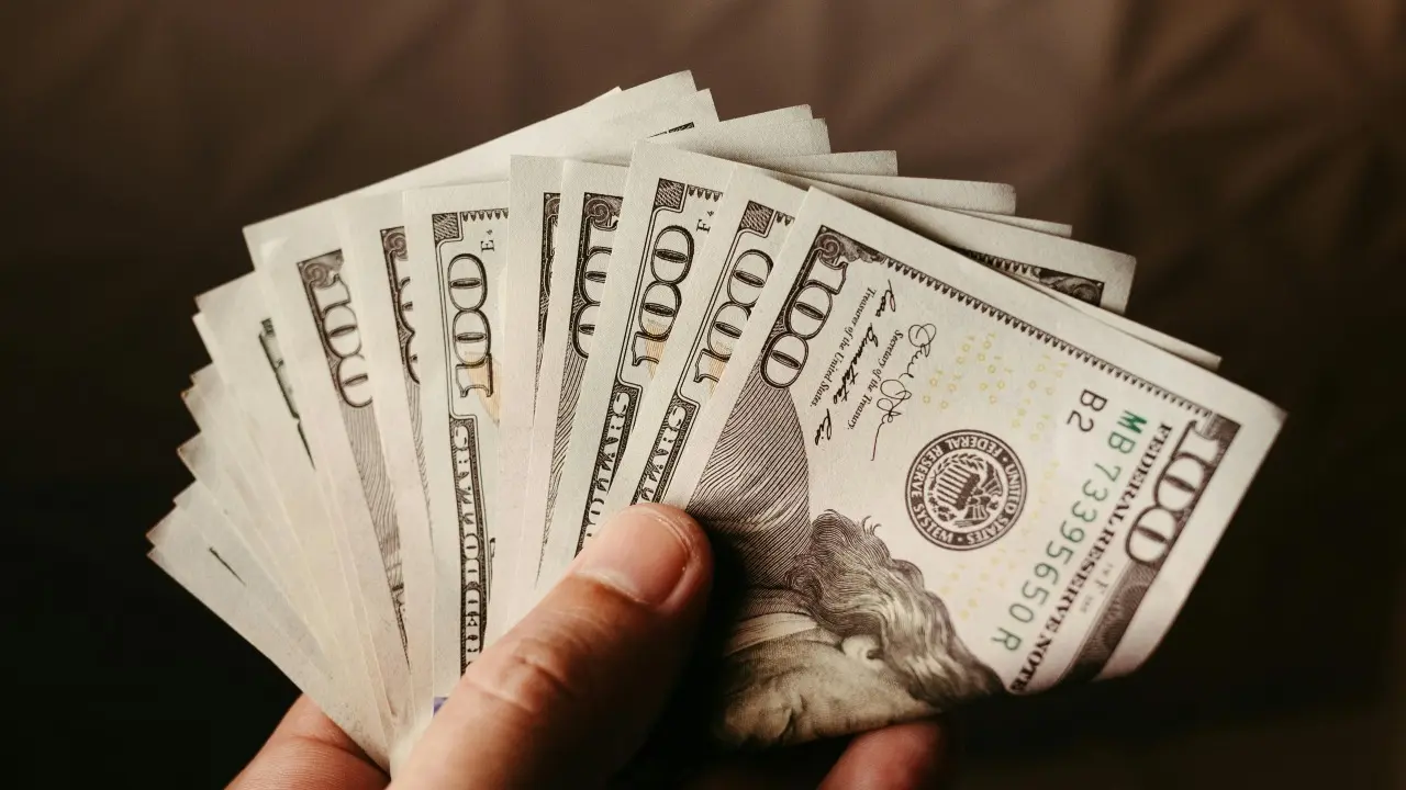 Курс доллара снизился к тенге на бирже 22 апреля