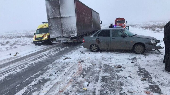 Двое школьников и учитель погибли в ДТП в Актюбинской области