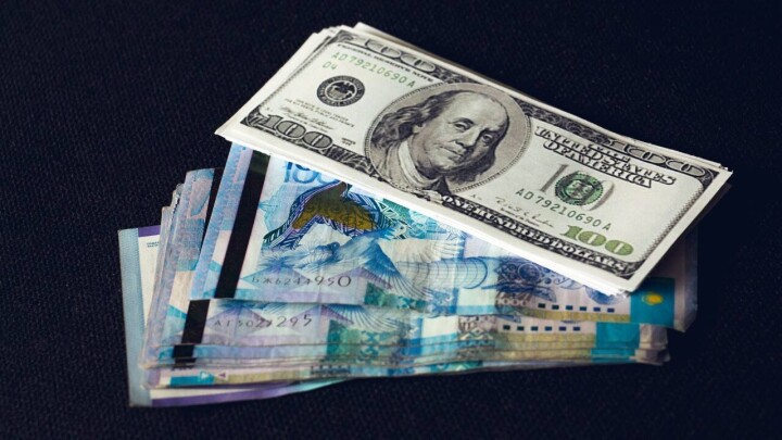 Курс доллара упал сразу на семь тенге на бирже перед выходными