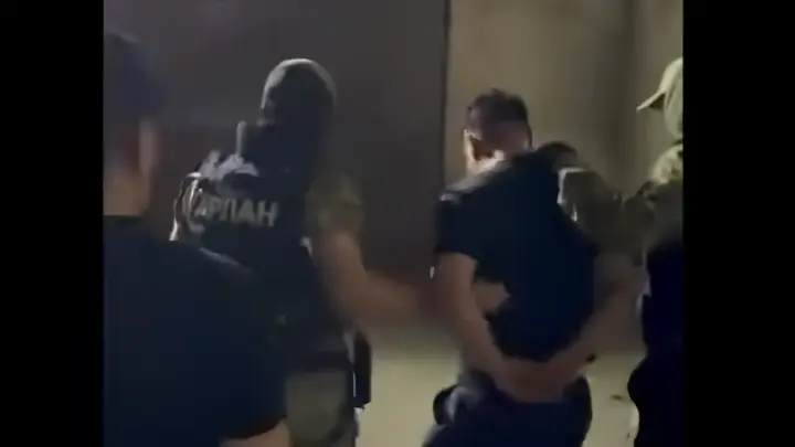 Снимал бизнесменов и госслужащих: задержание блогера в Шымкенте показали на видео