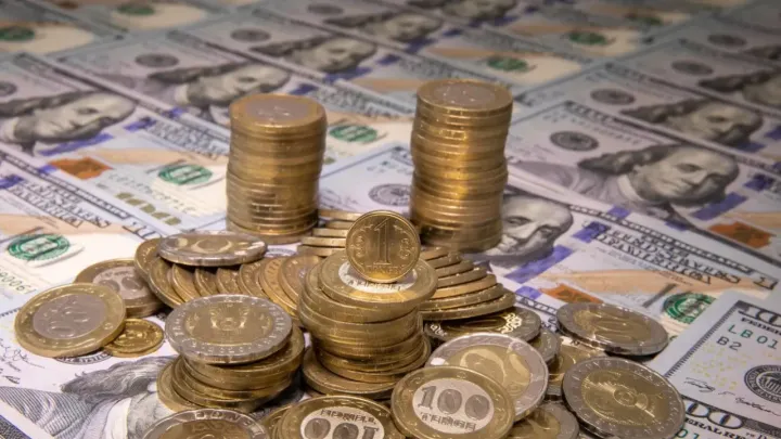 Курс доллара снизился почти на 4 тенге на бирже 24 июня