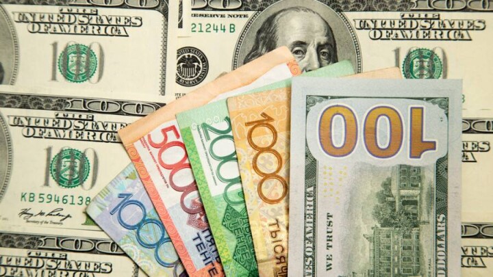 Доллар подешевел к тенге на бирже перед выходными