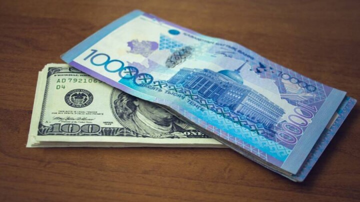 В июне тенге ослаб к доллару на 13,3%. Причины назвали в Нацбанке