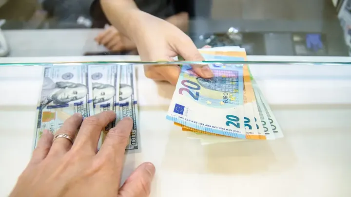 Курс доллара вырос ещё на 2 тенге на бирже перед выходными