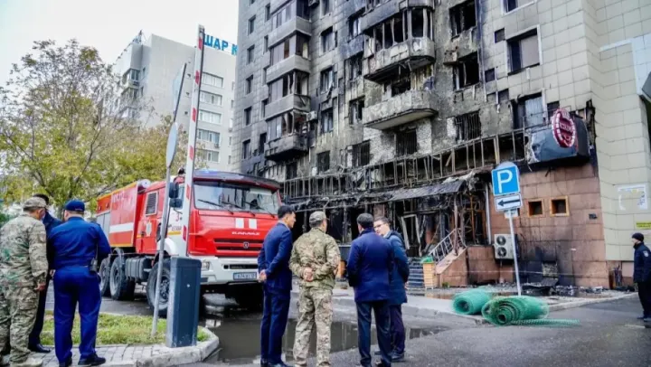 Восемь квартир пострадали при пожаре в кафе в Астане: жителей разместили в гостиницах