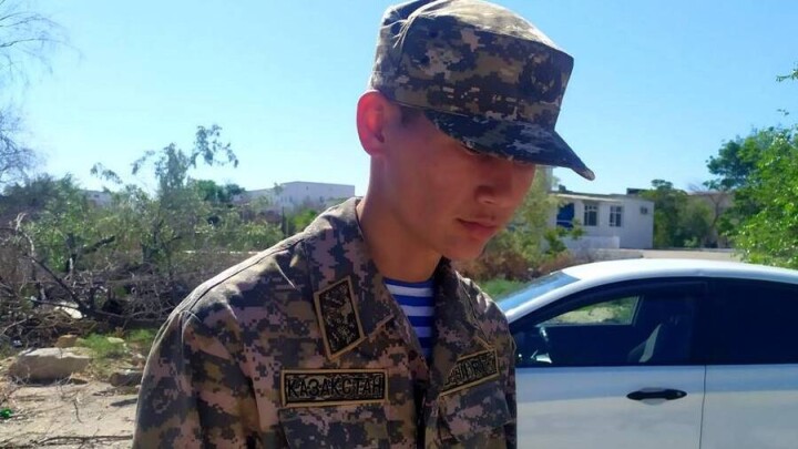 Странное поведение солдата в Актау: срочник вернулся домой и не узнал родных
