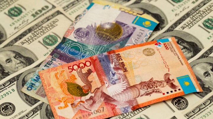 Курс доллара снизился к тенге на бирже и в обменниках перед выходными