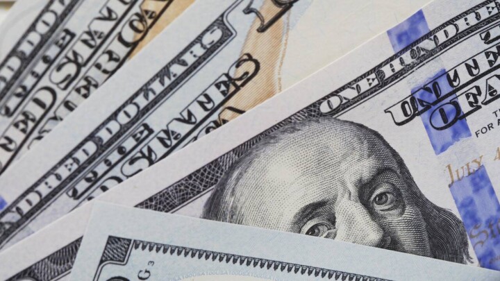 Курс доллара вырос на 3 тенге на бирже перед выходными