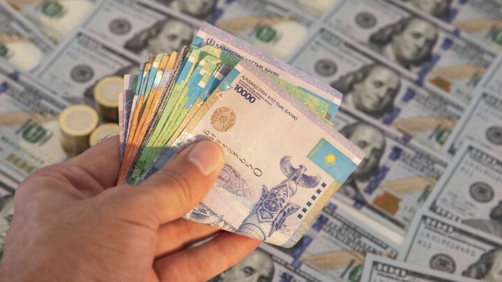 Тенге укрепился к доллару перед выходными