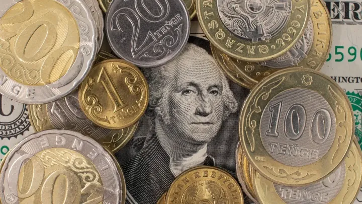 Курс доллара вырос к тенге на бирже 28 мая