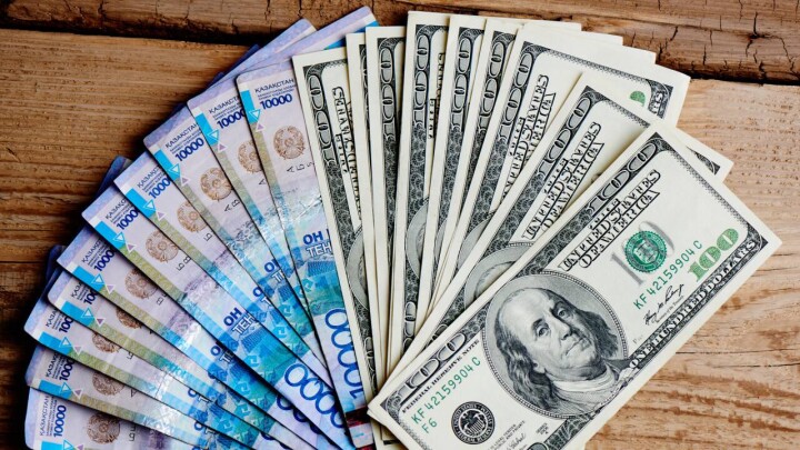 Падение тенге к доллару на бирже остановилось