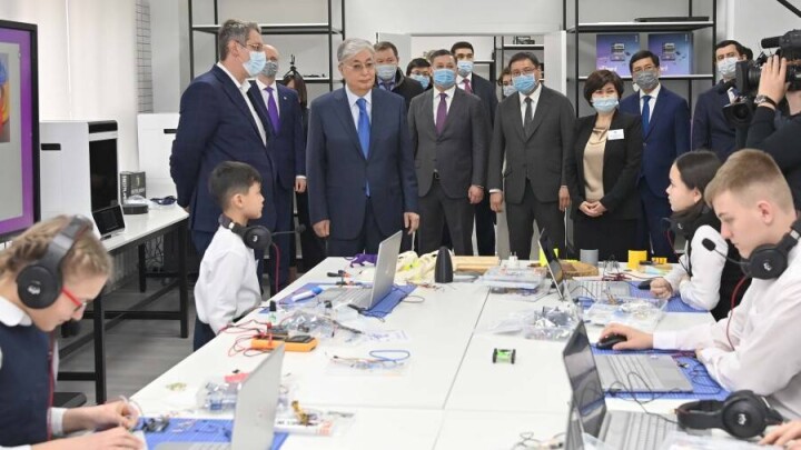 Токаев подарил воспитанникам Дворца школьников Алматы телескоп и автобус