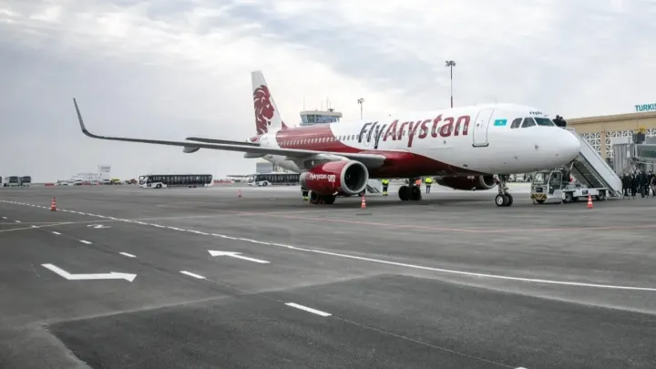 Самолёт FlyArystan вернулся в аэропорт вылета: у пассажирки начались преждевременные роды