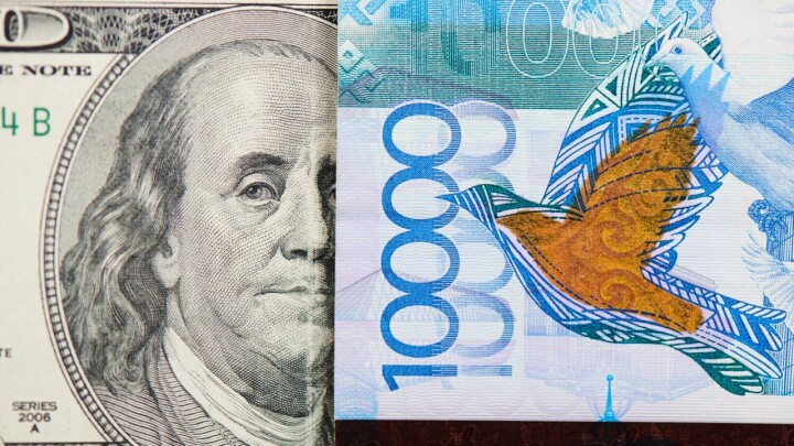 Курс доллара показал максимальный дневной рост к тенге за 9 месяцев. С чем он может быть связан