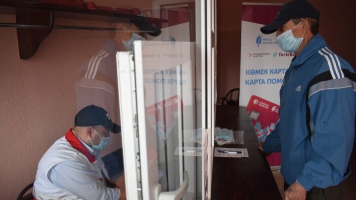 Пострадавшие от паводков в Петропавловске получили карты помощи от Фонда Булата Утемуратова на 43 млн тенге