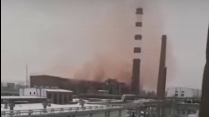 Из труб титано-магниевого комбината в Усть-Каменогорске валит розовый дым