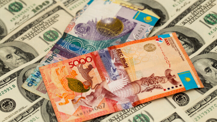 Курс доллара на бирже превысил отметку в 430 тенге