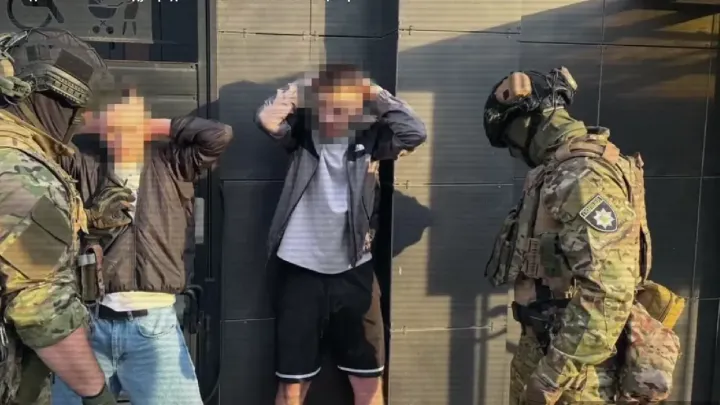 Инструкции обмана и флаг Казахстана изъяли у граждан Украины, организовавших сall-центр в Одессе