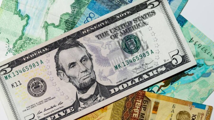 Тенге начал неделю с укрепления к доллару на бирже