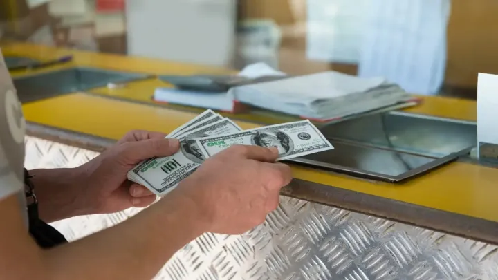 Курс доллара снизился к тенге на бирже 19 августа