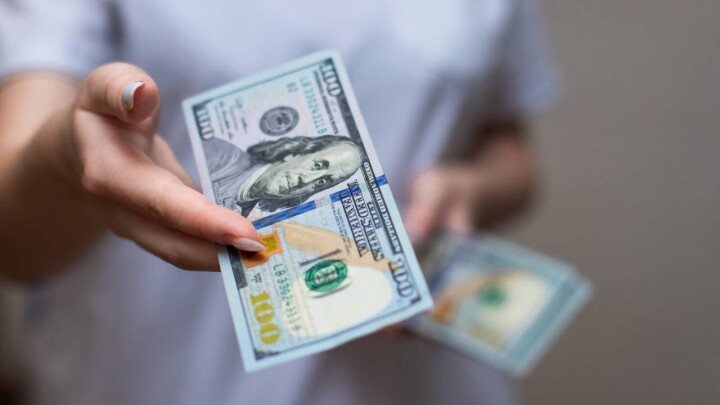 Сколько молодых казахстанцев потратили свои 100 долларов из Нацфонда и на что