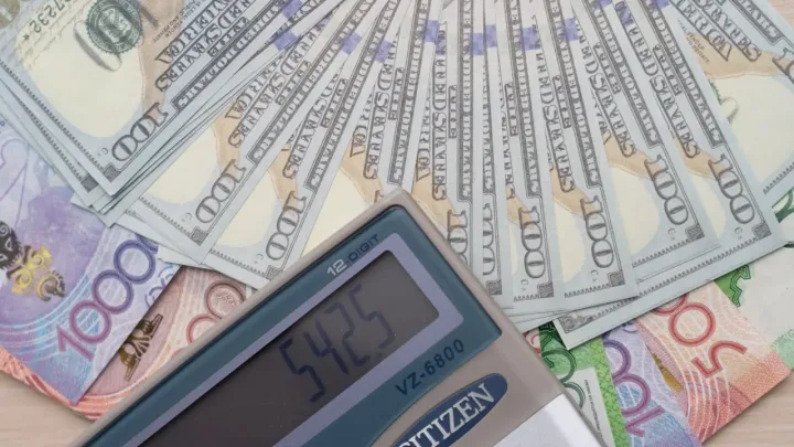 Курс доллара вырос к тенге на бирже 9 октября