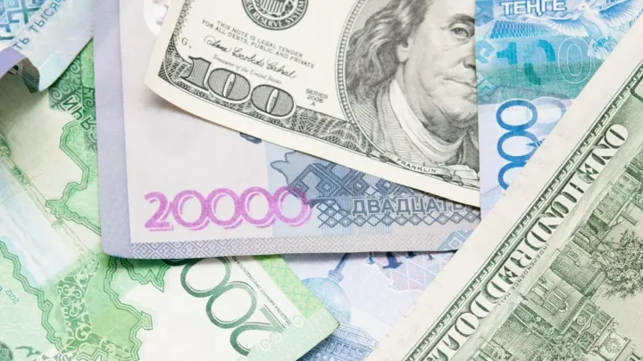Курс доллара упал ещё на 4 тенге на бирже перед выходными