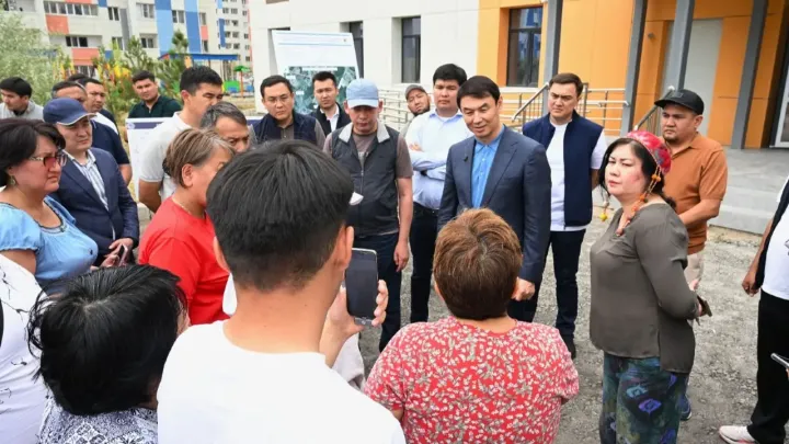 Разбитые дороги, перебои со светом и водой. Аким Алматы пригрозил подрядчикам 