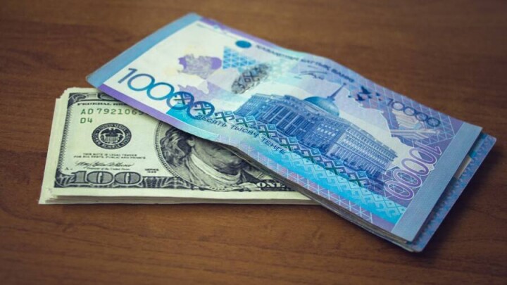 Доллар начал неделю с укрепления к тенге на бирже
