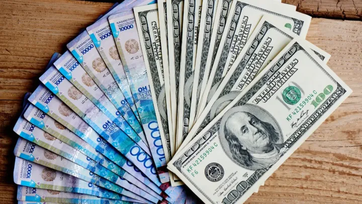 Курс доллара опустился ниже отметки 490 тенге на бирже 17 февраля
