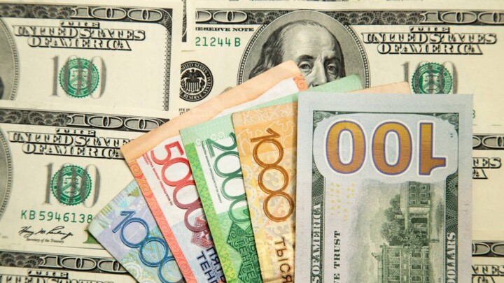 Курс доллара упал почти на 3 тенге на биржевых торгах 5 марта