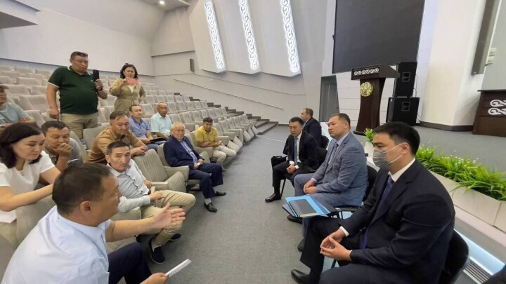 "Добывать золото не могут". Глава МИИР встретился с жителями, выступающими против возведения завода в селе Маралды